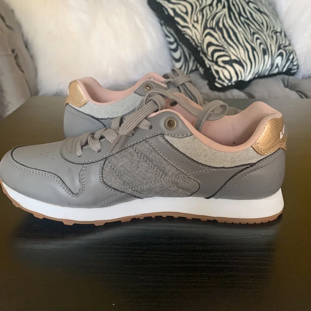 Women Levi’s tennis shoe size 8.5 fits like a 8 - Picture 7 of 10